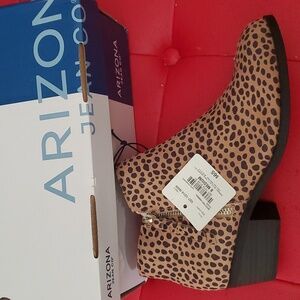 New in box size 8 Arizona Jean Co spotted animal print boots